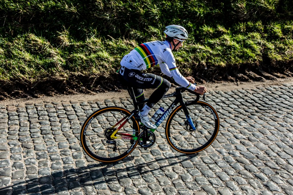 Julian Alaphilippe advierte a Strade Bianche