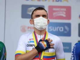Aristóbulo Cala en el podio, como campeón nacional de ruta 2021