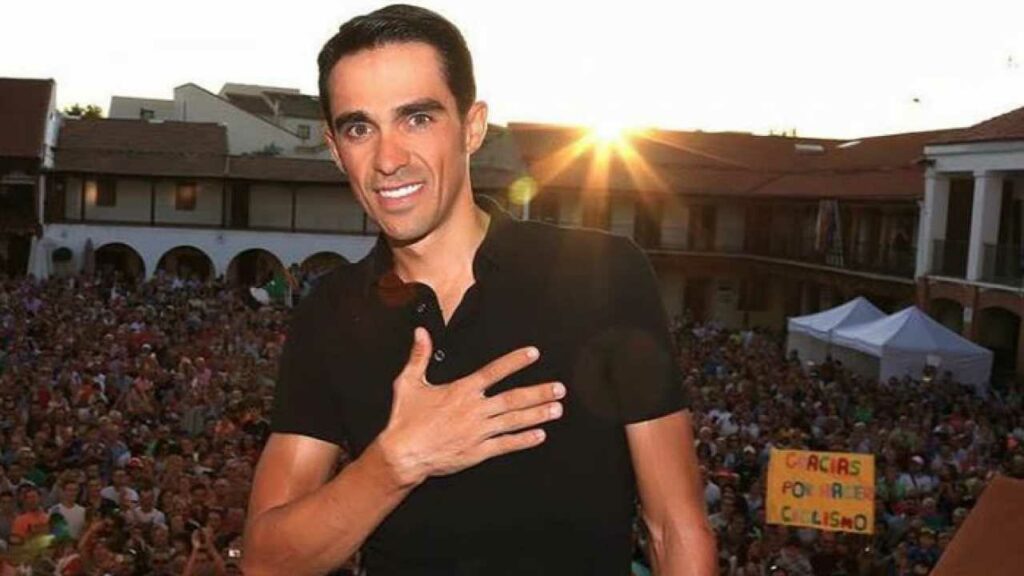 Alberto Contador en una plaza