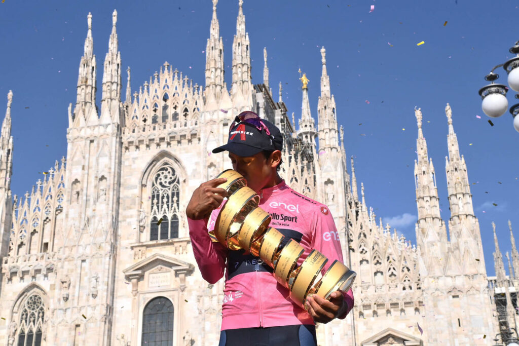 Steve Curran y la camiseta del Giro de Italia 2021 firmada por Egan Bernal que rifa para una buena causa
