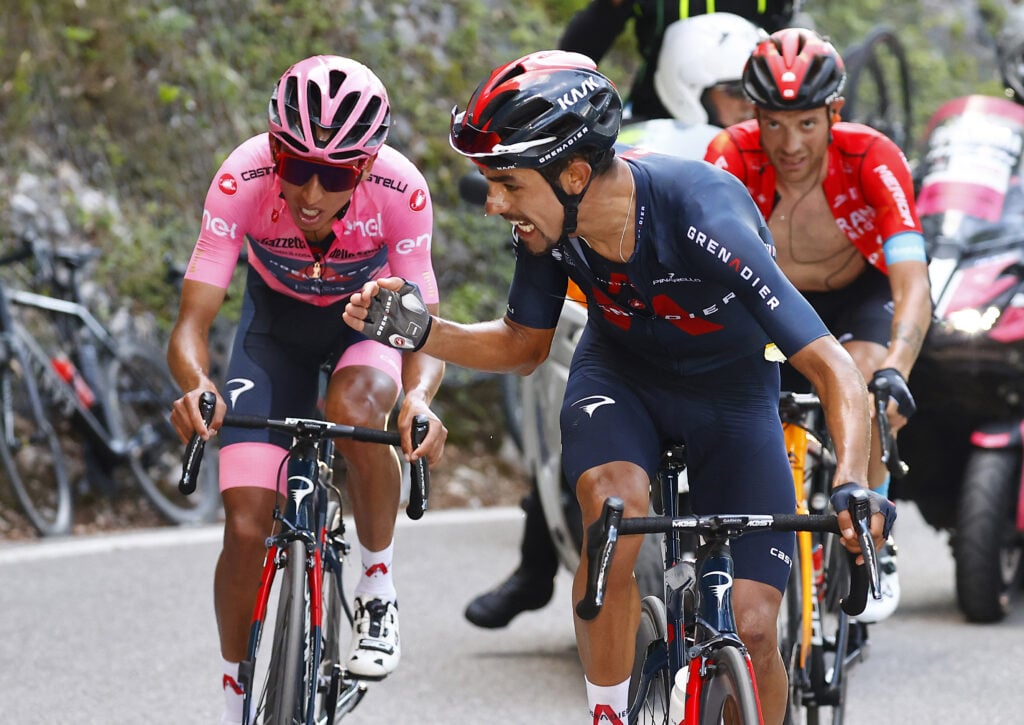 Daniel Felipe Martínez impulsa a Egan Bernal en el Giro de Italia