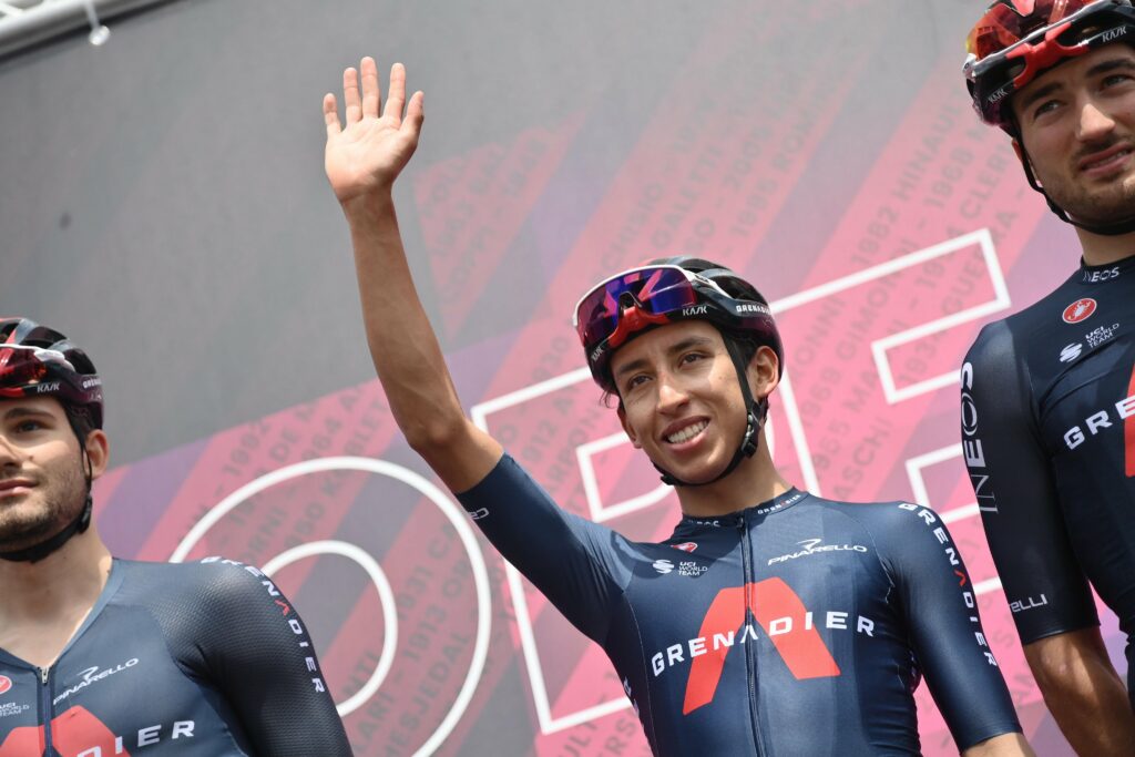 Egan Bernal saludando