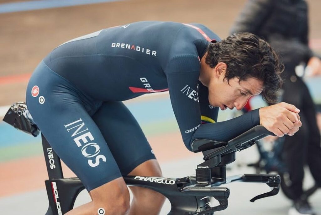 Egan Bernal en posición de crono