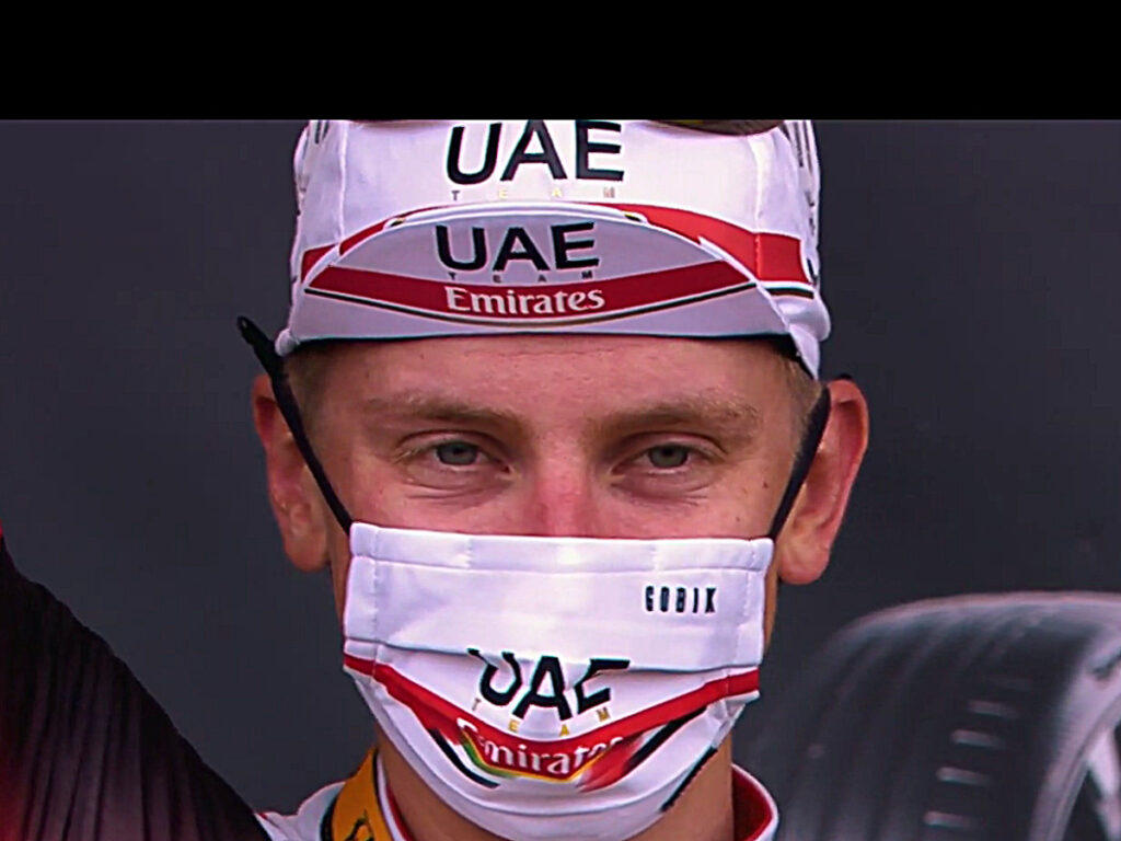 Tadej Pogacar saludando