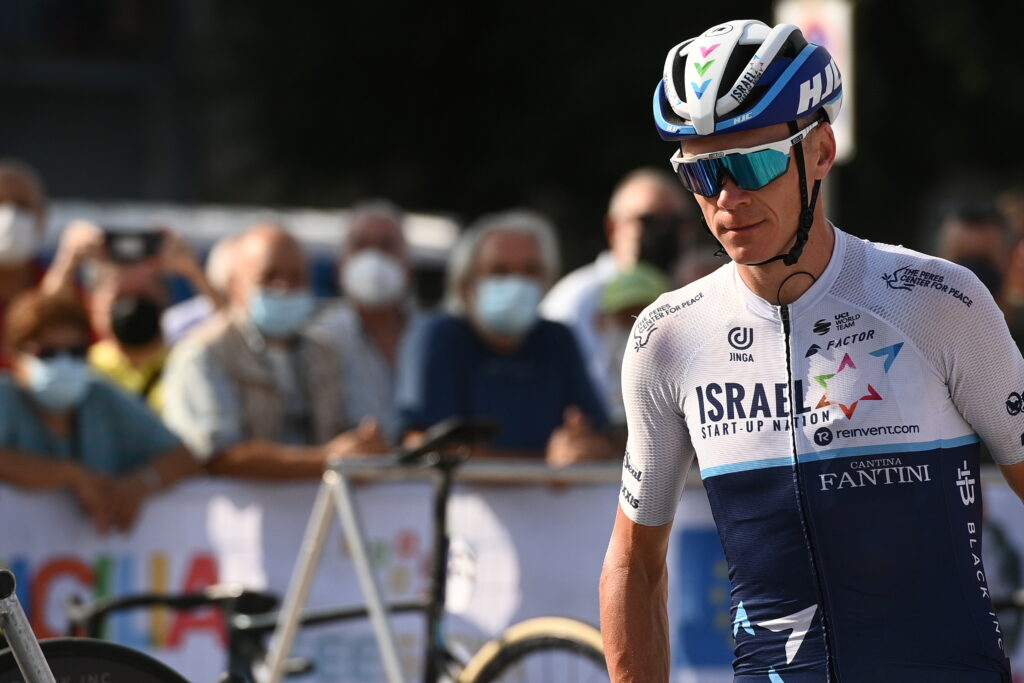 CHRIS FROOME mirando al suelo