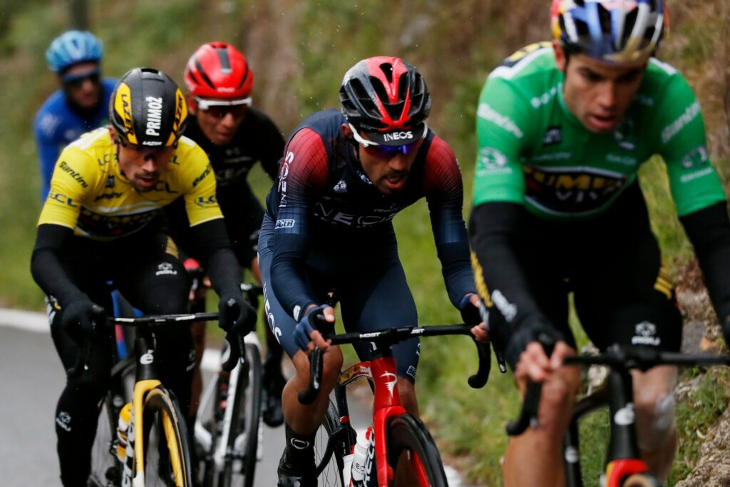 DANIEL FELIPE MARTÍNEZ junto a Roglic y Van Aert