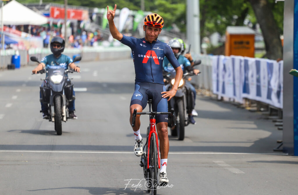Egan Bernal a los aficionados