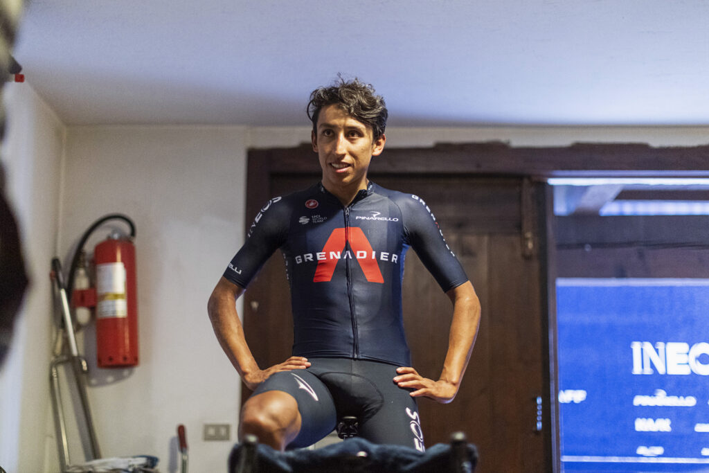 Egan en una sala con el Ineos