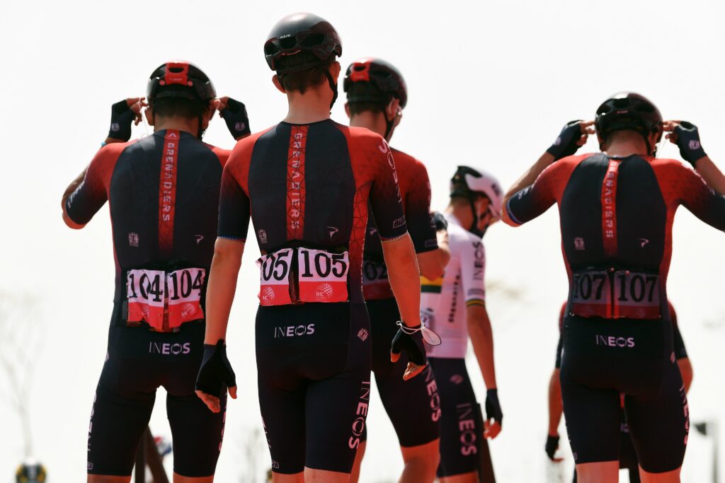 Ineos Grenadiers de espaldas