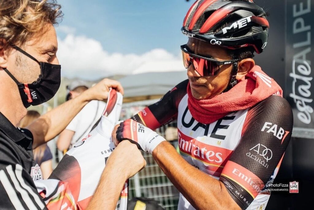 Sebastián Molano colocándose chaqueta