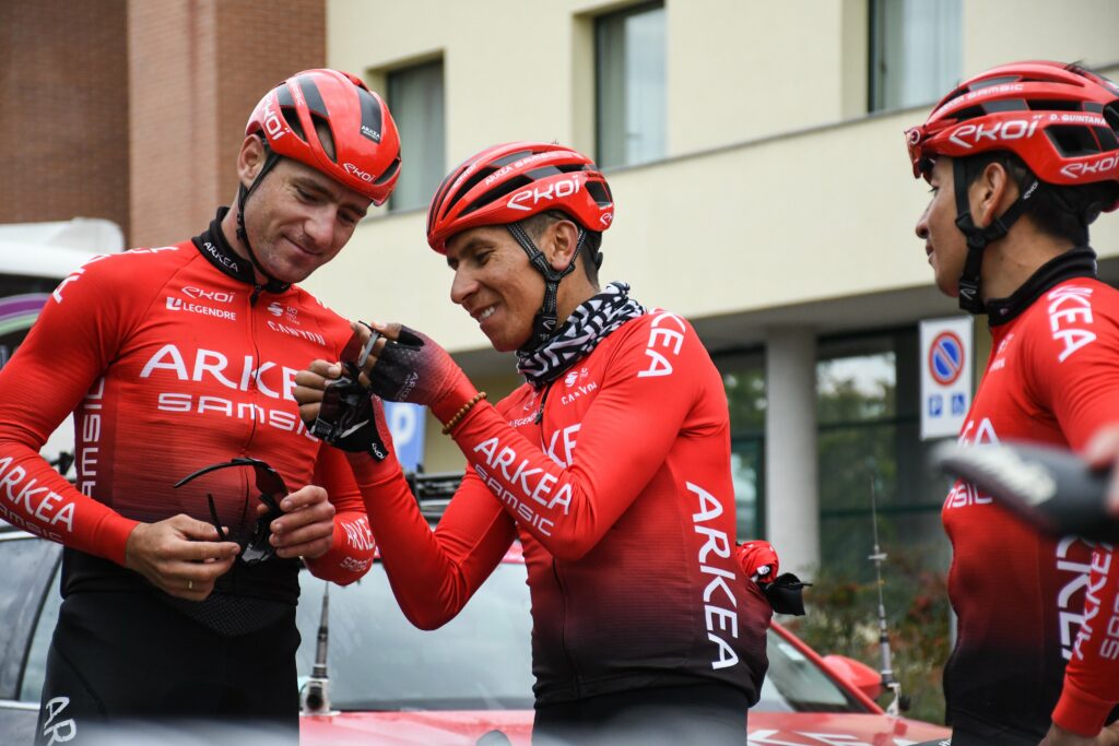 Nairo Quintana compartiendo con compañeros del Arkea