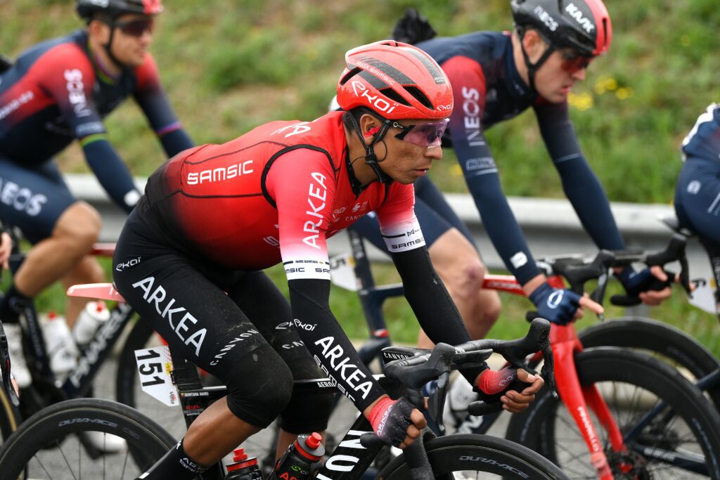 NAIRO QUINTANA junto a un Ineos Grenadier