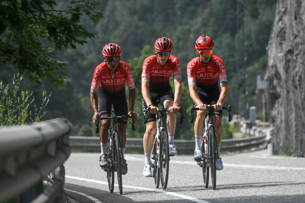 NAIRO Quintana rodando con otros del Arkea