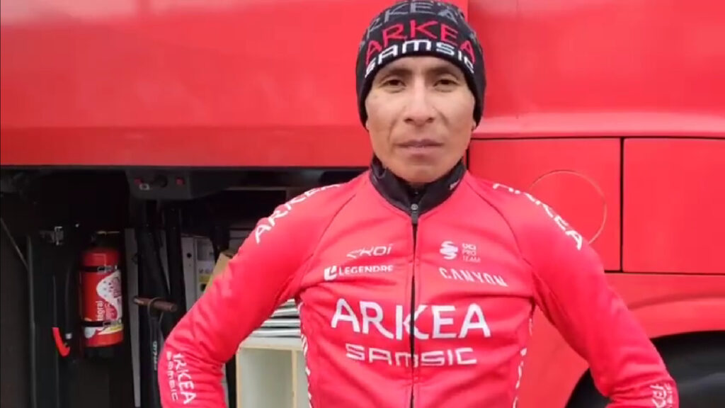 Nairo Quintana atrás del bus del Arkea