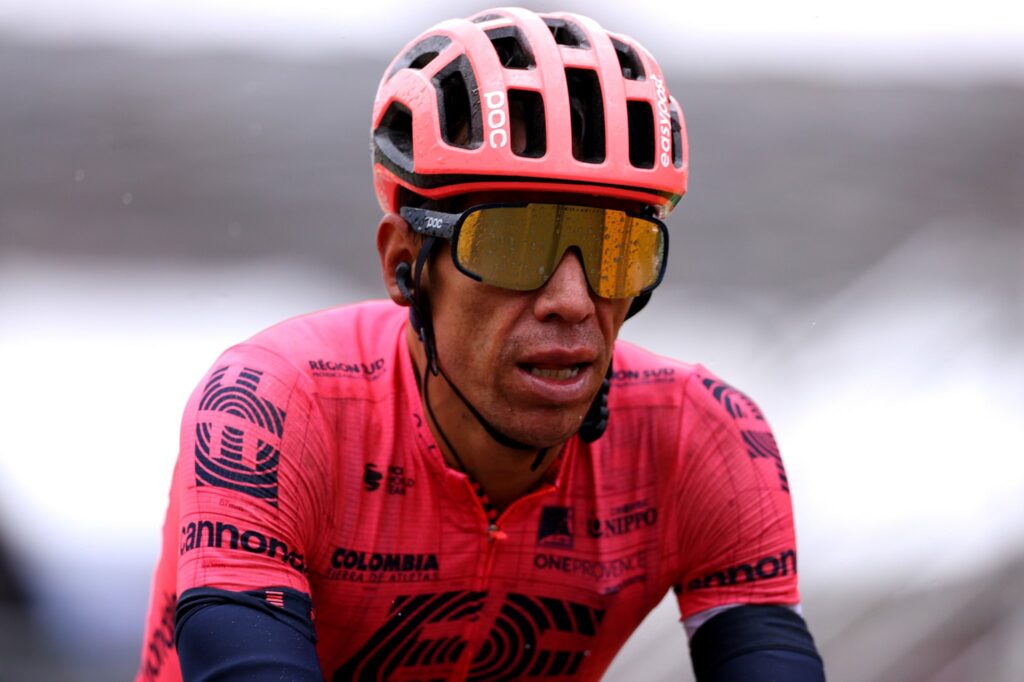 RIGOBERTO URÁN casco rosado
