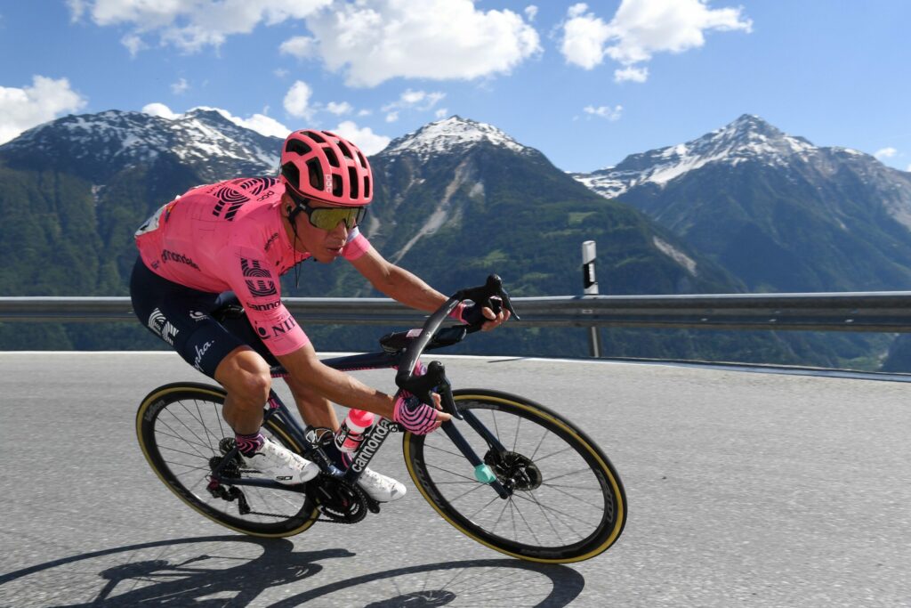 Rigoberto Urán sobre su bicicleta