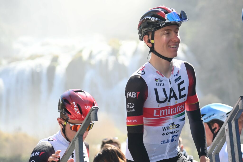 TADEJ POGACAR con su uniforme del UAE