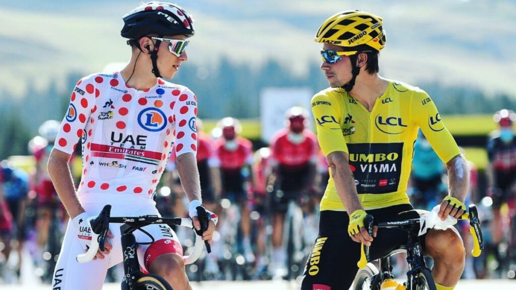 Tadej Pogacar y Primoz Roglic se miran fijamente