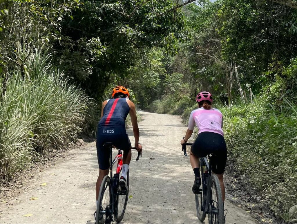 Egan Bernal con su pareja en trocha