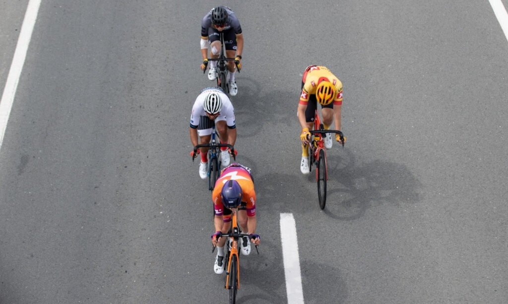 Ciclistas en carretera