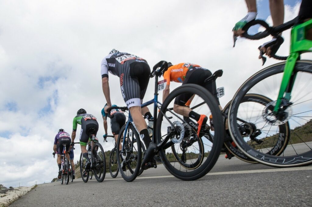 Ciclistas en carretera