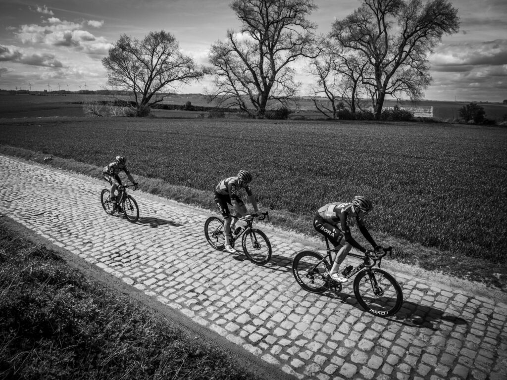 Ciclistas atraviesan un paso adoquinado