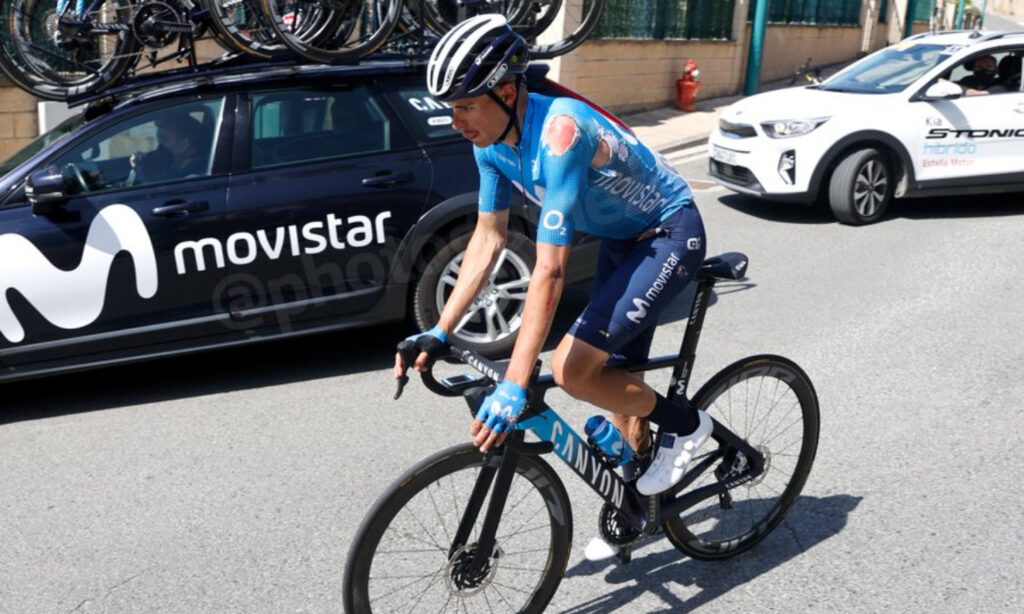 Enric Mas sobre la bicicleta