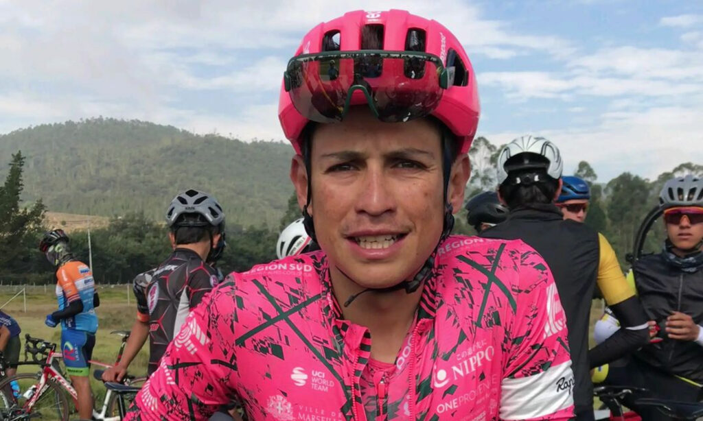 Esteban Chaves mirando al frente