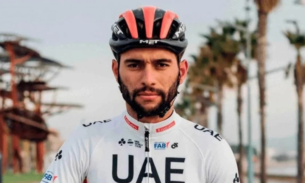 Fernando Gaviria mirando al frente