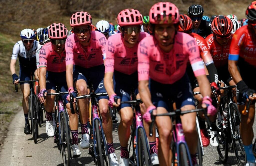 Hugh Carthy junto al EF