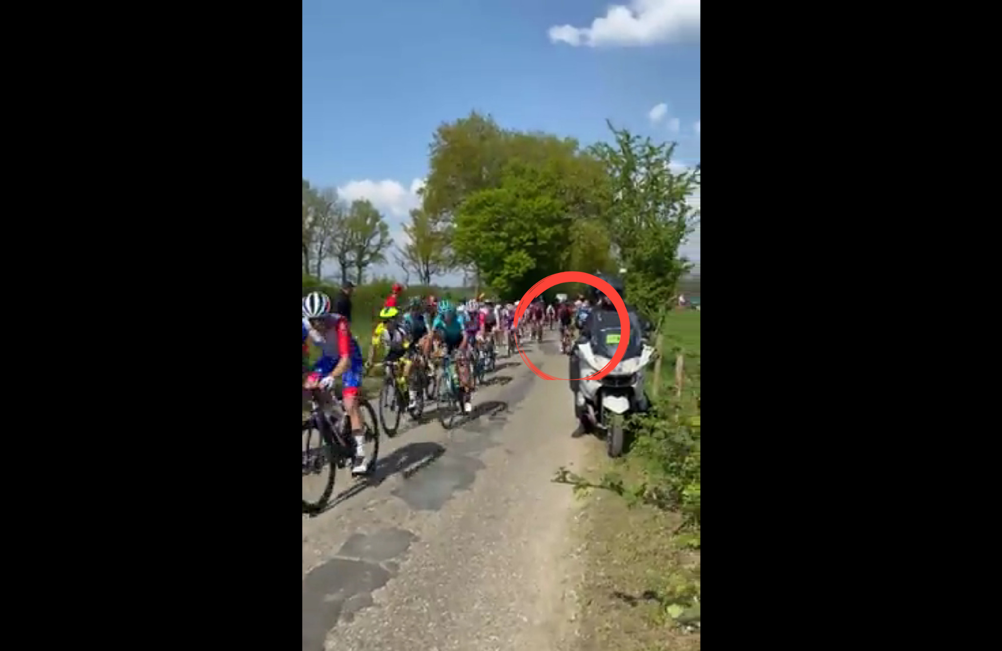 Filtran el momento exacto en el que a Martínez se le daña la bici en ataque  de Evenepoel