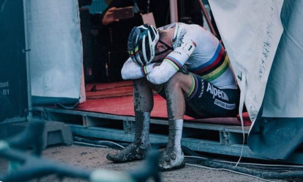 Mathieu Van der Poel cabizbajo