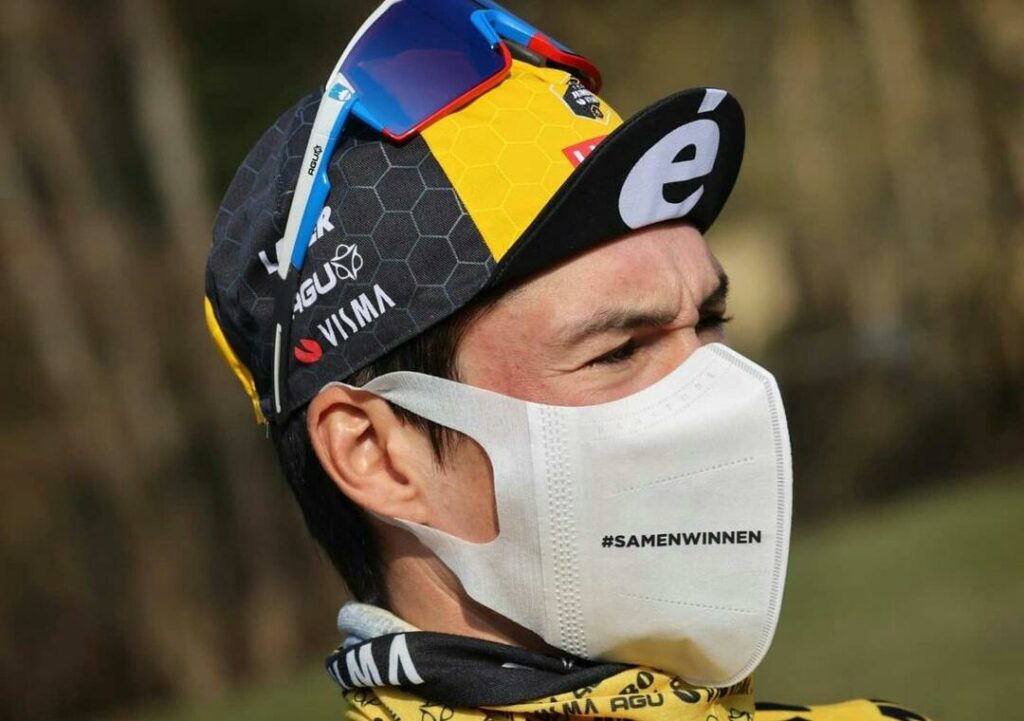 Primoz Roglic con tapabocas