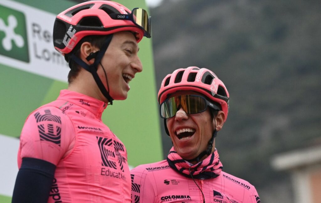 Rigoberto Urán riendo con gregario