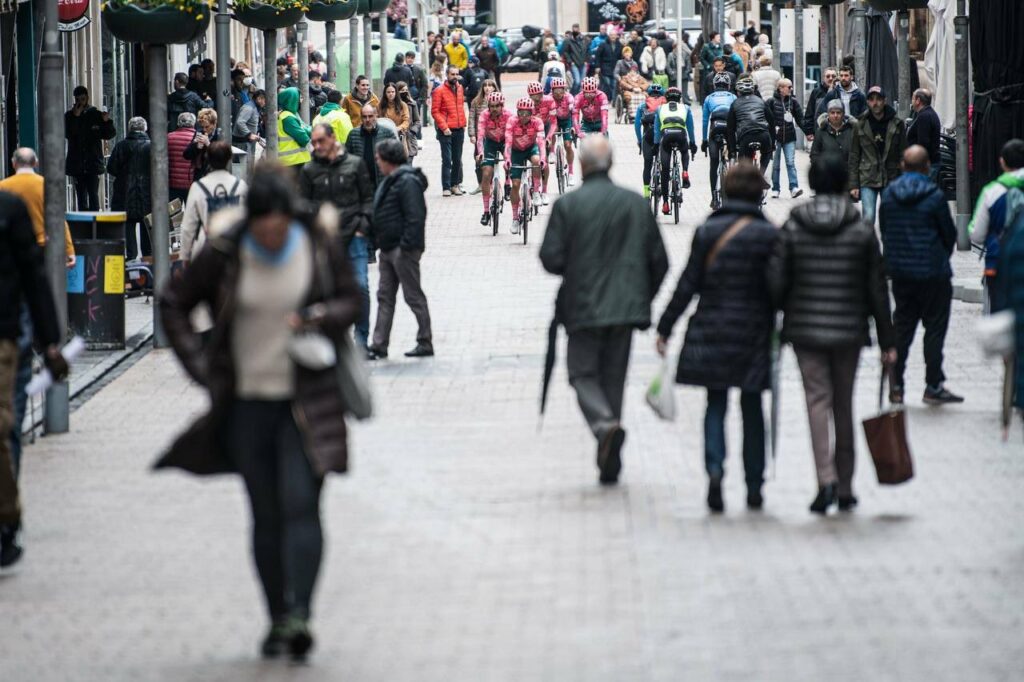 Rigoberto Urán entre la gente en España