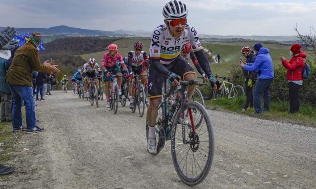 Sergio Higuita en carretera abierta