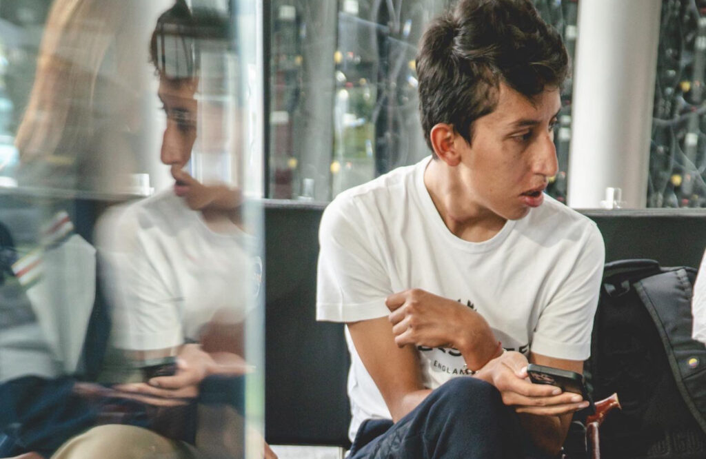 Egan Bernal mirando a un lado