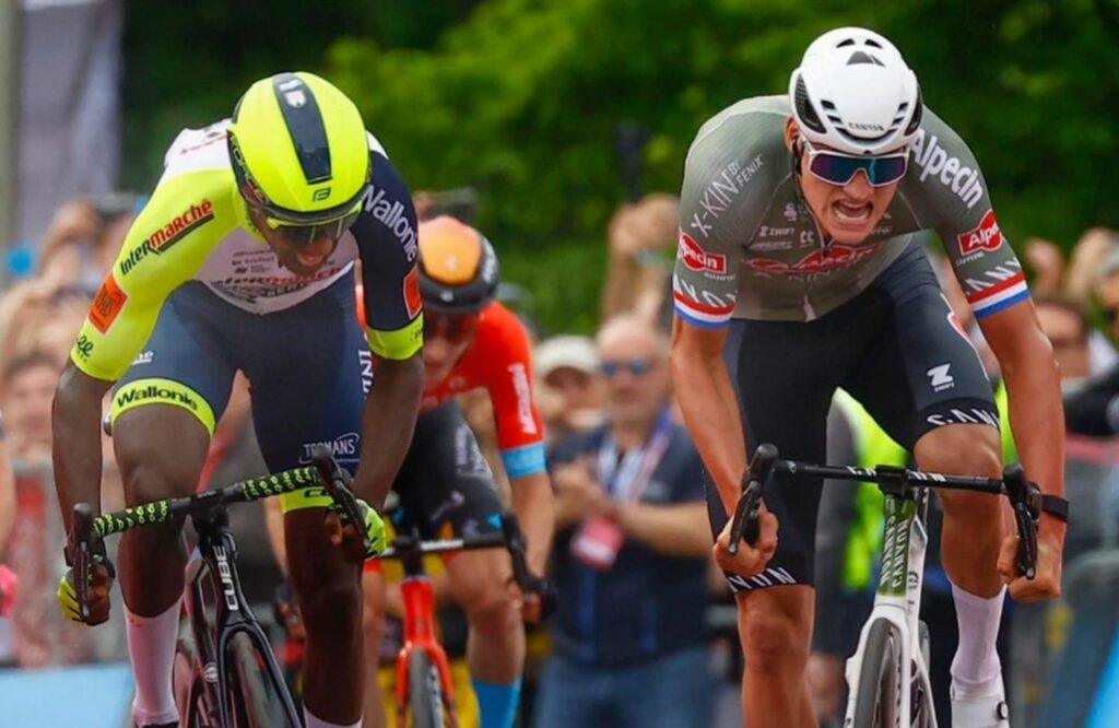 Biniam Girmay y Mathieu van der Poel en competencia