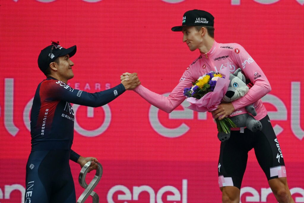 Carapaz Hindle en podio