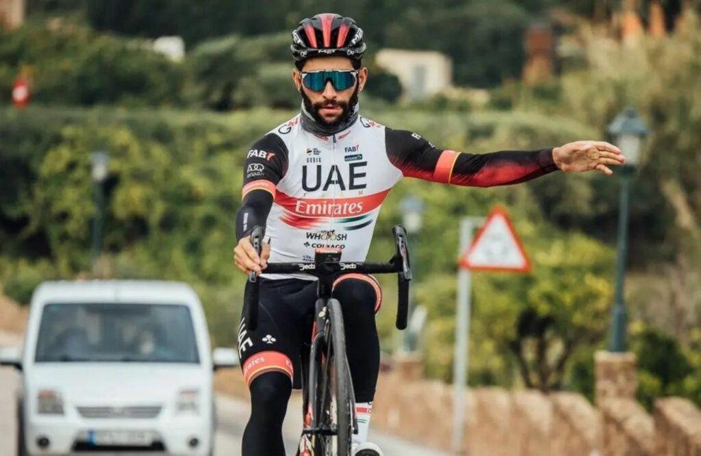 Fernando con su brazo izquierdo extendido