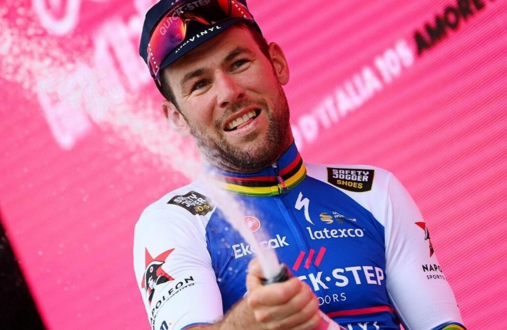 Mark Cavendish con su champaña