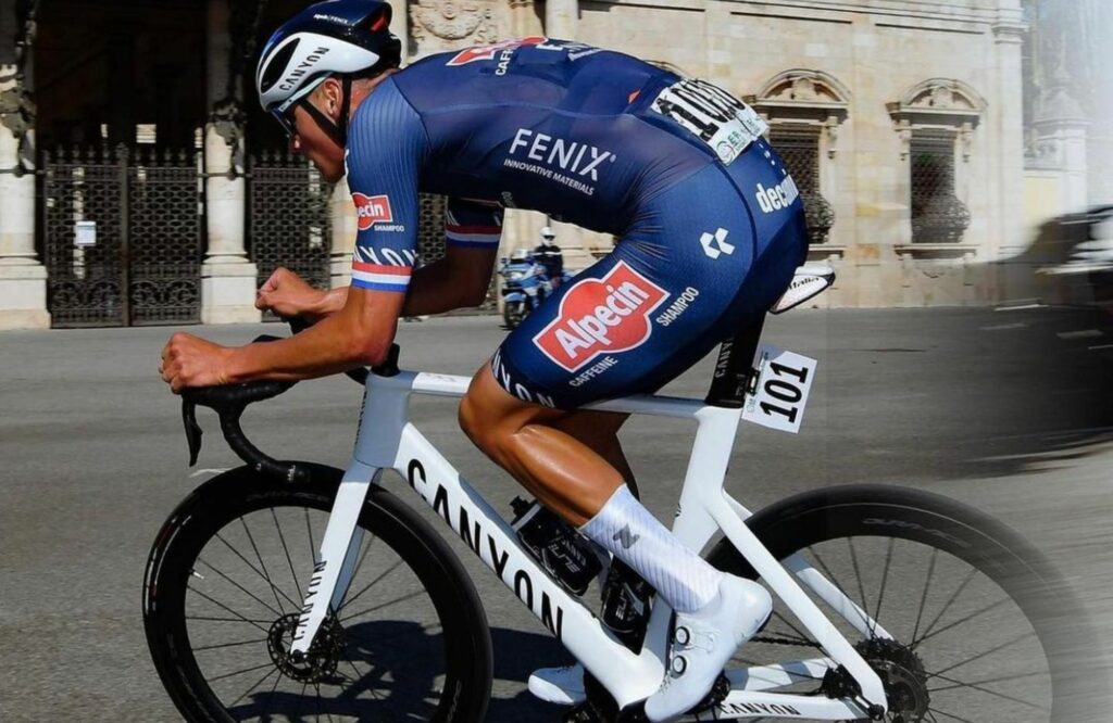 Mathieu van der Poel en su bicicleta