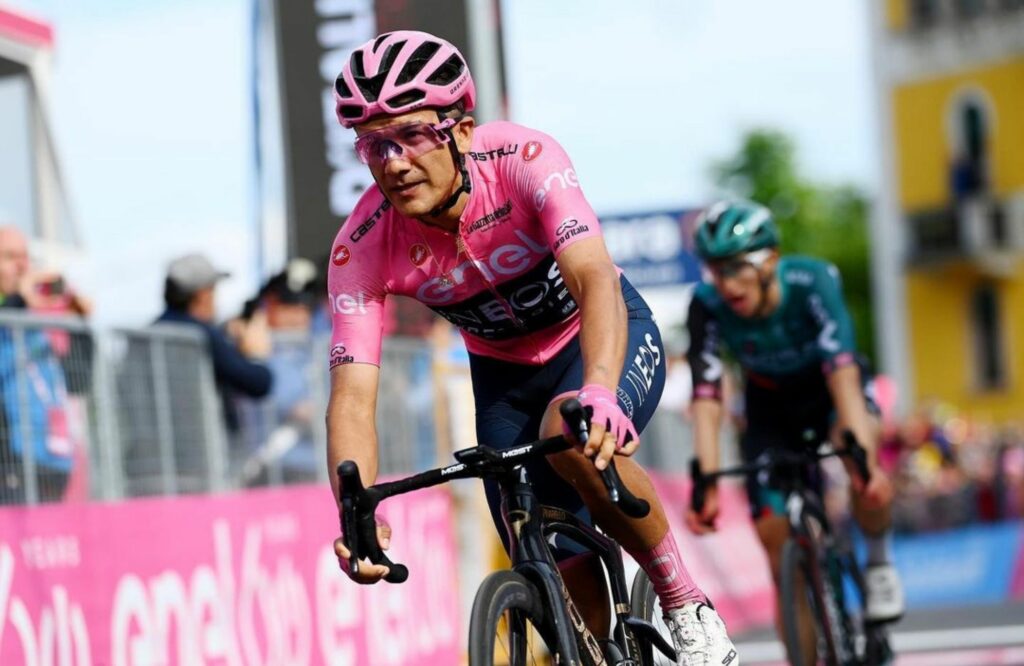 Richard Carapaz en una ruta