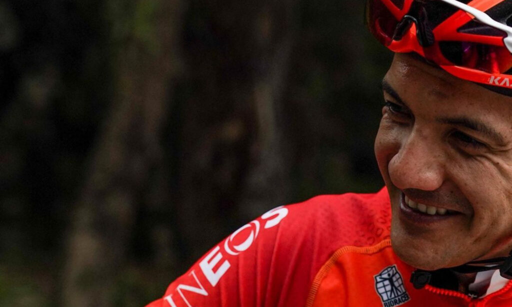 Richard Carapaz con uniforme Ineos naranja