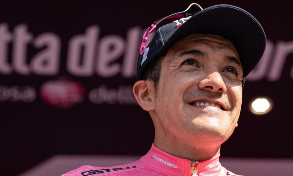 Richard Carapaz con maglia rosa