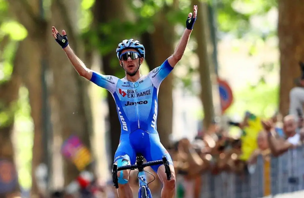 Simon Yates con los brazos arriba