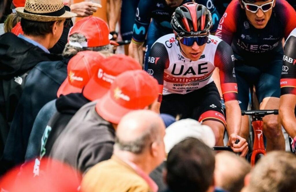 Tadej Pogacar compitiendo en su bicicleta