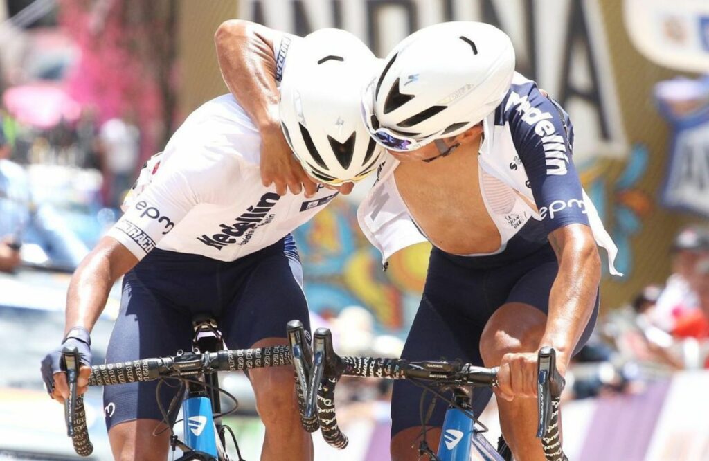 Aldemar Reyes y Fabio Duarte se abrazan