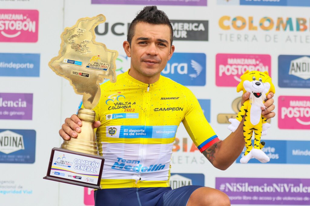 Tpitulo y trofeo Vuelta a Colombia Duarte