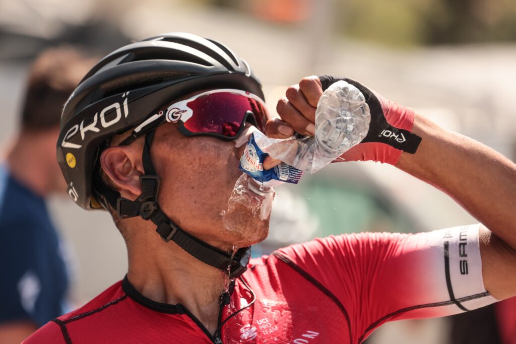 Nairo Quintana tomando agua